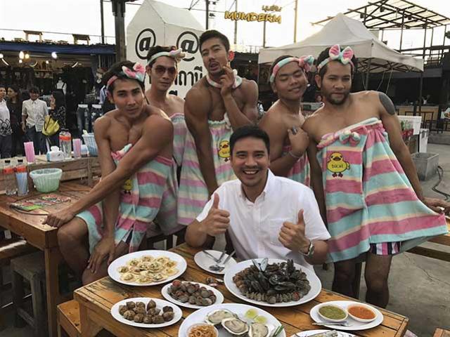 Nhà hàng Thái Lan gây sốt với những anh chàng phục vụ nóng bỏng mùa Word Cup