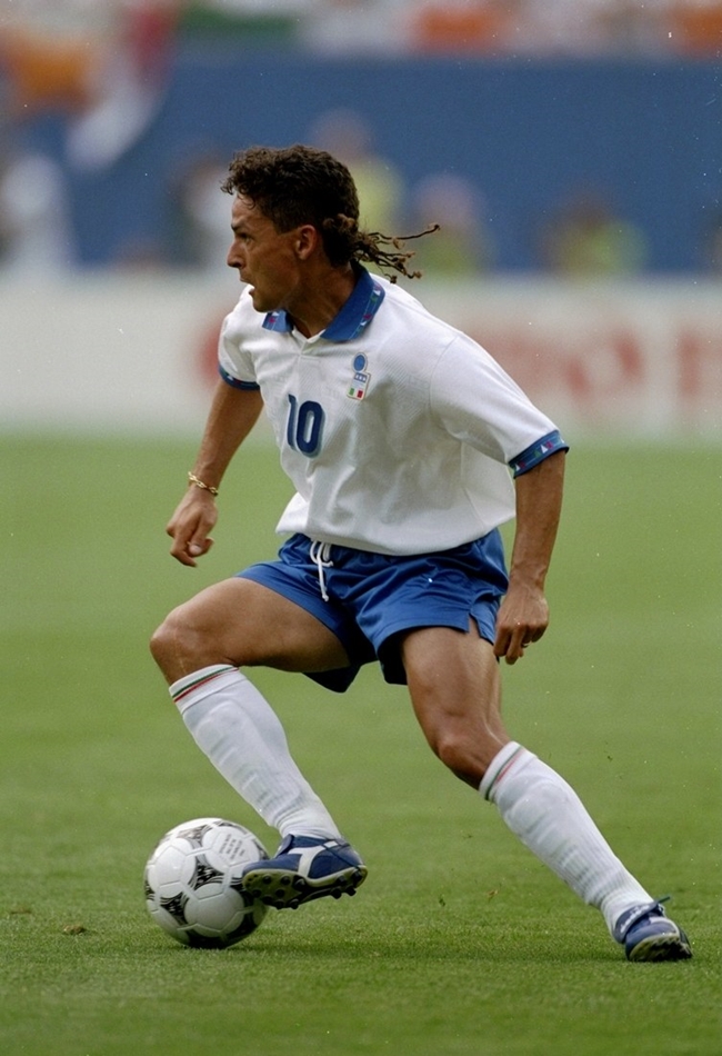 Dù không may mắn giành cúp như Ronaldo nhưng huyền thoại Roberto Baggio vẫn là cái tên đáng nhớ tại World Cup 1994 nhờ kiểu tóc đuôi ngựa khá khó hiểu và cú sút hỏng để đời khiến đội tuyển Italy vuột mất chức vô địch vào tay Brazil. 