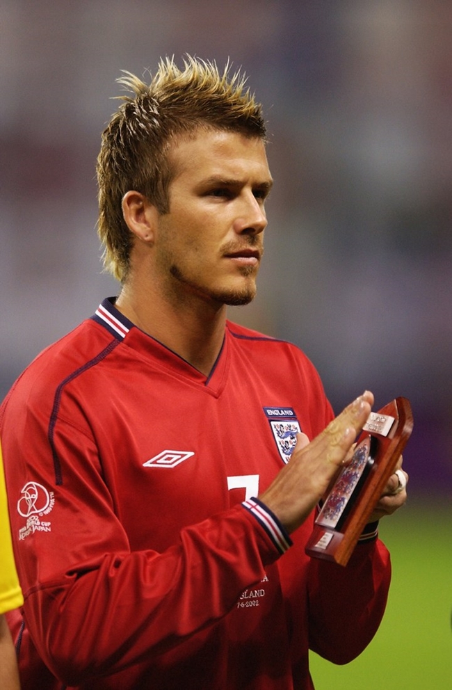 Nổi tiếng với nhiều kiểu tóc ấn tượng và vẻ điển trai nhưng sự kết hợp với mohawk tại World Cup 2002 lại khiến David Beckham bị đánh giá thấp về gu thẩm mỹ.