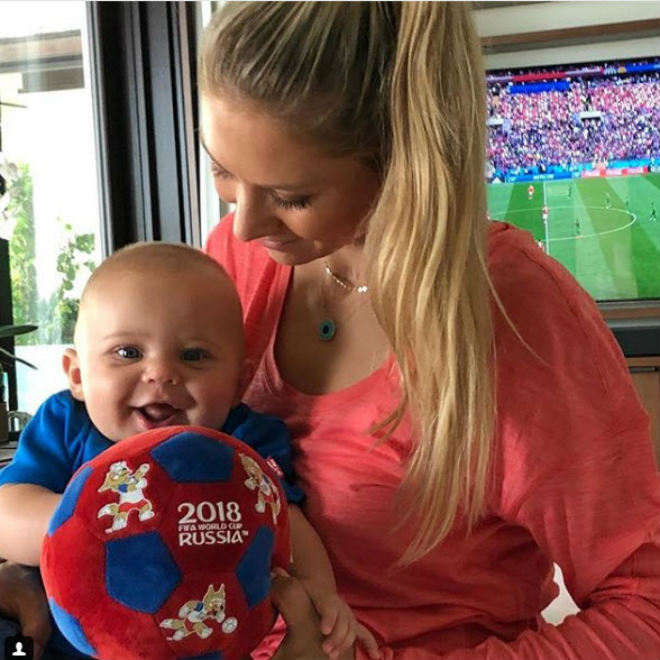 Mỹ nhân &#34;cuồng&#34; World Cup: Kournikova triệu like, cô nàng nhảy dù đẹp mê hồn - 2