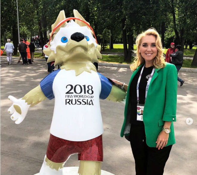 Mỹ nhân &#34;cuồng&#34; World Cup: Kournikova triệu like, cô nàng nhảy dù đẹp mê hồn - 1