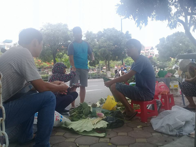 Sau khi chụp ảnh, thưởng ngoạn ở đầm sen Quảng Bá, Quảng An (Tây  Hồ - Hà Nội), rất nhiều du khách đã ghé vào ngay bên rìa đường để mua búp sen trà về biếu, tặng.