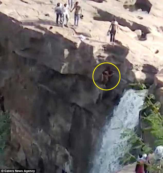Tìm góc ảnh đẹp, trượt chân ngã mất mạng từ thác nước cao 50m ở Ấn Độ - 1