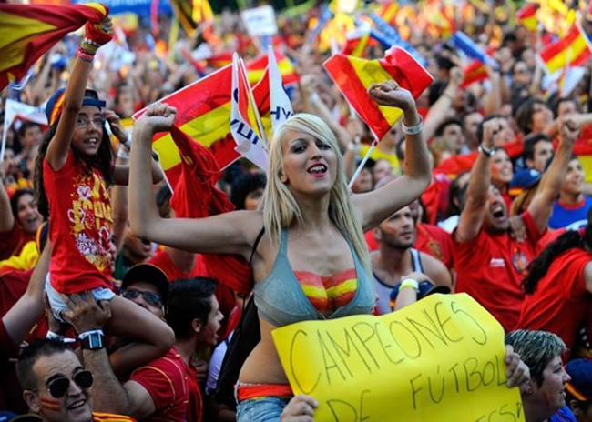 Người đẹp Tây Ban Nha luôn được nhắc đến với những pha ăn mừng cổ vũ nóng bỏng.