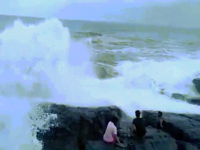 Video: Du khách đang chụp ảnh bị sóng biển cuốn chết ở Ấn Độ