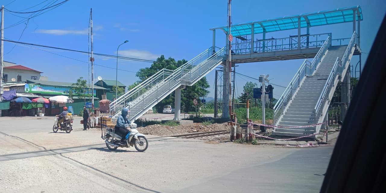 Sự thật về cầu đi bộ vượt đường sắt ở Thanh Hoá gây xôn xao dư luận - 1