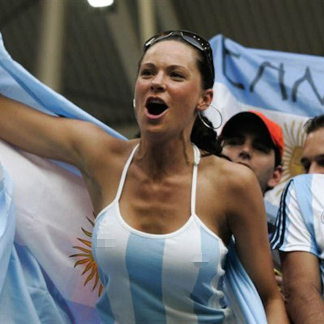 Một siêu vòng một cổ vũ cho Argentina thản nhiên không mặc nội y.