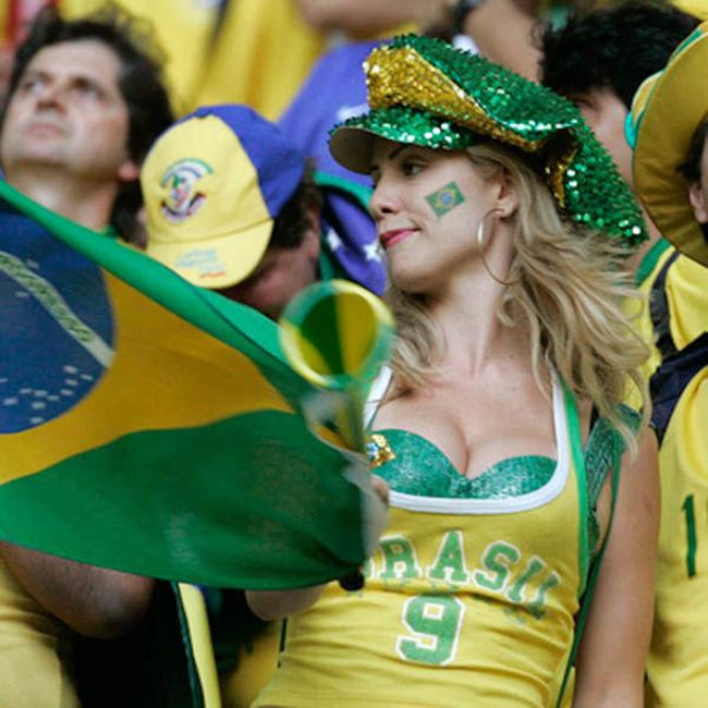 Ống kính phóng viên ảnh tại World Cup luôn để mắt tới các hot girl trên khán đài.