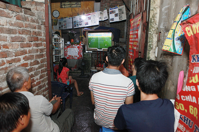 World Cup sôi động ở xóm trọ của &#34;lão già khùng&#34; giữa lòng Hà Nội - 1