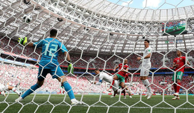 Góc chiến thuật Bồ Đào Nha – Morocco: Ronaldo phủ đầu, “xe buýt” đỉnh cao - 1