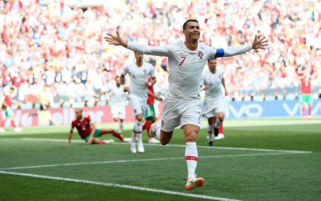 Ronaldo rực sáng World Cup, bồ xinh &#34;bốc lửa&#34; trợ chiến từ khán đài - 3