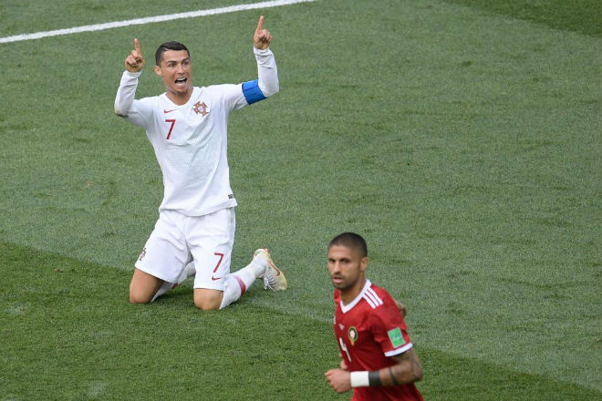 Ronaldo rực sáng World Cup, bồ xinh &#34;bốc lửa&#34; trợ chiến từ khán đài - 7