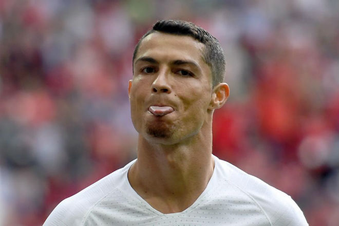 Ronaldo rực sáng World Cup, bồ xinh &#34;bốc lửa&#34; trợ chiến từ khán đài - 8