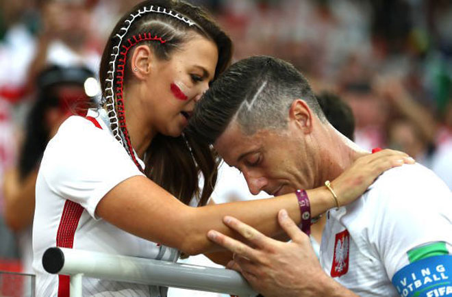 Ấn tượng World Cup 20/6: Vợ xinh trao nụ hôn nồng cháy, an ủi Lewandowski - 1