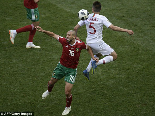 Va chạm tranh cãi: Trọng tài lắc đầu, Bồ Đào Nha 2 lần thoát penalty