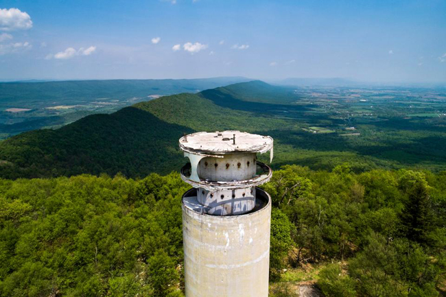 Một tháp vi sóng được tôi bằng năng lượng hạt nhân mọc trên Dãy núi Appalachian