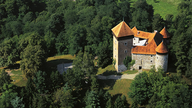 Lâu đài Dubovac &#40;Stari grad Dubovac&#41;, Karlovac: Lâu đài được xây dựng trên ngọn đồi nhìn ra thị trấn Karlovac như một điểm phòng thủ và tầm nhìn cho khu vực xung quanh.