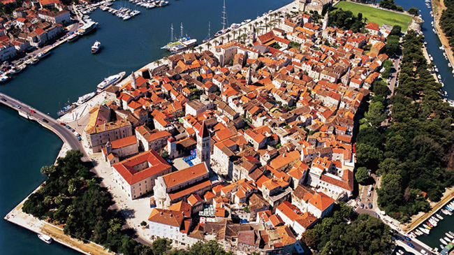 Trogir: Trung tâm thị trấn thời Trung cổ Trogir là Di sản Thế giới được UNESCO công nhận. Nền văn hóa phong phú của nó bắt nguồn từ ảnh hưởng của Hy Lạp, La Mã và Venice.