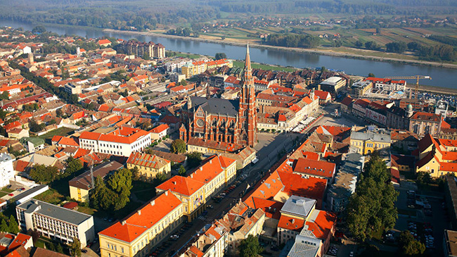 Osijek, Slavonia: Nhà thờ thánh Phêrô và Thánh Phêrô &#40;Crkva sv. Petra i Pavla&#41; có từ những năm 1890. Các ngọn tháp nhiều tầng của cấu trúc gạch đỏ đã trở thành một địa danh nổi tiếng ở Osijek.