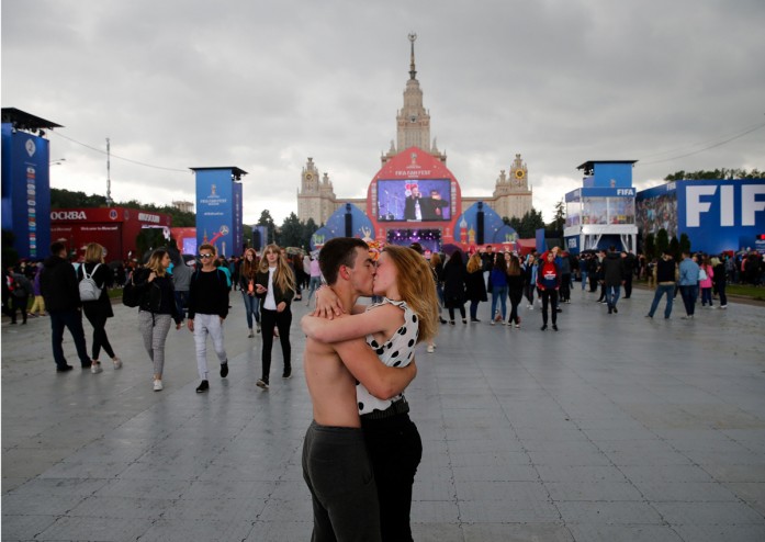 World Cup 2018: Những cô gái Nga tìm tình yêu với đàn ông ngoại quốc - 1