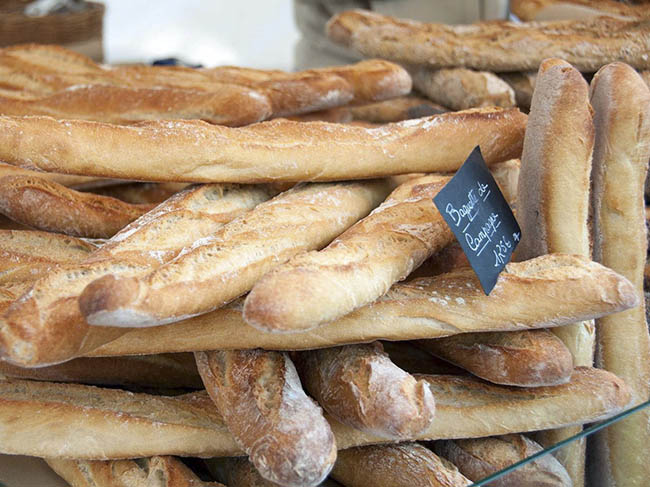 1.Nổi tiếng nhất phải kể đến bánh mì baguette, vị ngon của nó một phần là do pho mát truyền thống của Pháp đã tạo nên một hương vị rất đặc biệt, khiến ai cũng thích.