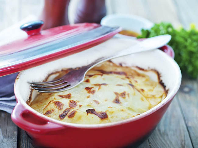 9.Món khoai tây nướng cùng lớp kem sữa này được gọi là Gratin Dauphinois. Đây là món ăn khá phổ biến ở miền đông nam nước Pháp.