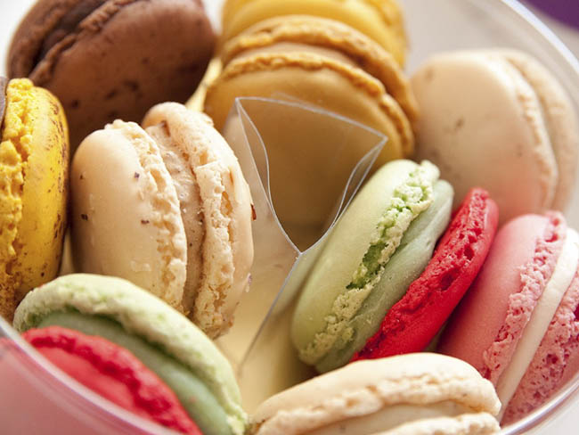 16.Thật thiếu xót nếu bỏ qua bánh macarons ngon nức tiếng, loại bánh này có thể nói rằng là một trong những món ngon tinh túy nhất của ẩm thực Pháp.