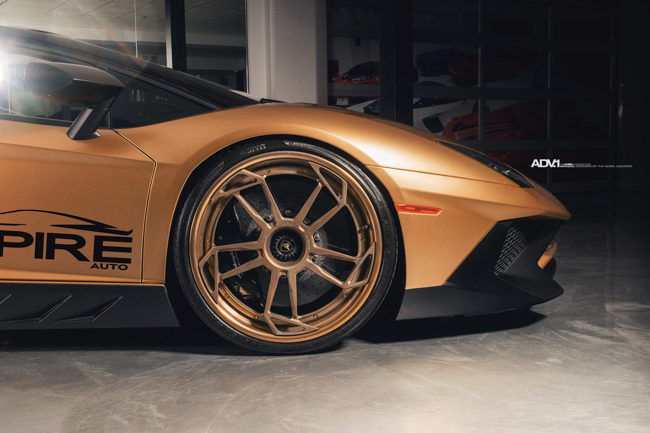 Về phần ngoại thất, Lamborghini Aventador SV Roadster được phủ lớp sơn ngoại thất màu vàng mờ (Matte Gold) tương phản với các chi tiết sợi carbon như: cản trước, ốp gương, ốp sườn hai bên và phần cản sau với các cánh khuếch tán gió cực lớn. Tuỳ theo nhu cầu khách hàng, màu vàng mờ sẽ được sơn khắp xe hoặc một vài chi tiết làm điểm nhấn.
