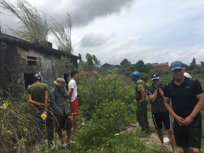 Bàng hoàng phát hiện xác người đàn ông nằm ngửa trong căn nhà hoang - 1