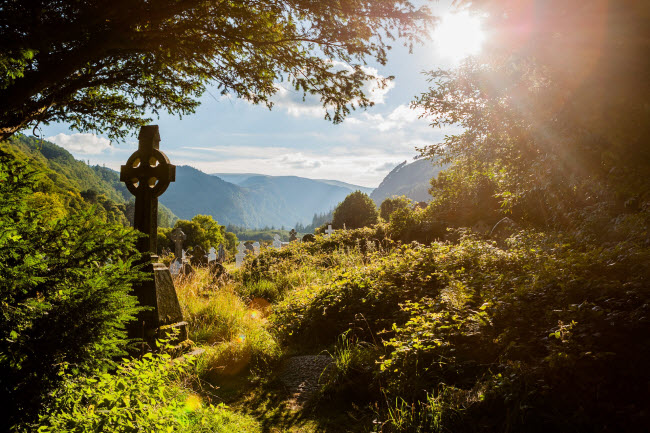 Glendalough, Ireland: Thung lũng Glendalough nằm trên dãy núi Wicklow, Ireland. Trung tâm của thung lũng là một thành phố cổ đại với nhiều công trình tôn giáo và một tòa tháp hình trụ cao 30m.