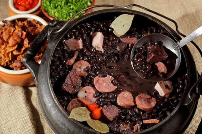 Feijoada: Là món hầm đậu đen với nhiều loại thịt bò và xúc xích khác nhau, món ăn này rất được người dân Brazin ưa chuộng.
