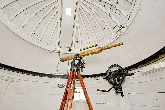 Bên trong mái vòm ở phía trên tòa nhà, có đặt một chiếc kính thiên văn cổ của nhà vua mà chủ sở hữu - công ty bất động sản Hoàng gia Crown Estate đã được Bảo tàng Quốc gia Dublin cho mượn.