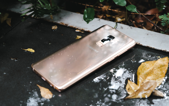 Galaxy S9+ phiên bản Hoàng Kim với thiết kế vô cực đặc trưng kết hợp với màu sắc hoàng kim đặc biệt là món phụ kiện thời trang sang trọng, hiện đại, góp phần khẳng định đẳng cấp của người sử dụng.