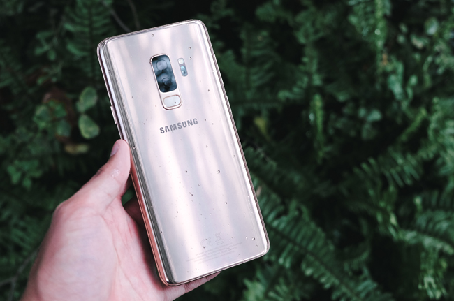 Điều đặc biệt là dưới điều kiện ánh sáng khác nhau, Galaxy S9+ phiên bản hoàng kim cho những màu hoàn toàn đặc biệt