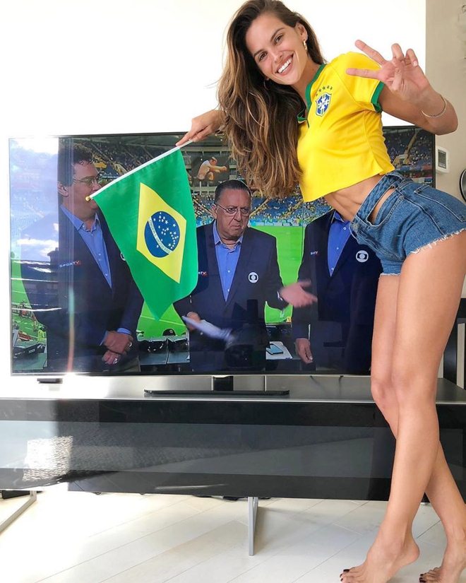 Thiên thần nội y yêu thủ môn tuyển Đức nhưng lại cổ vũ cho đội nhà Brazil - 1