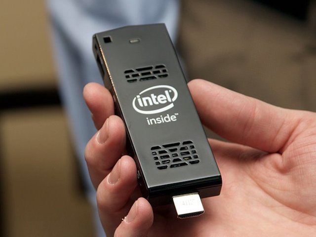 Máy tính Windows 10 chỉ nhỏ bằng một chiếc ổ USB