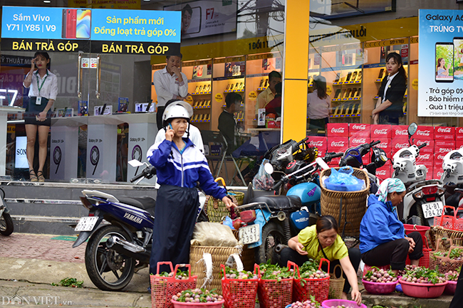 Nét tương phản rất đáng chú ý tại Bắc Hà, hiện tại &#34;cao nguyên trắng&#34; Bắc Hà đang rất phát triển, nhiều tòa nhà, trung tâm thương mại mọc lên. Tuy nhiên, vẻ chất phác của bà con đồng bào dân tộc thì vẫn giữ nguyên.
