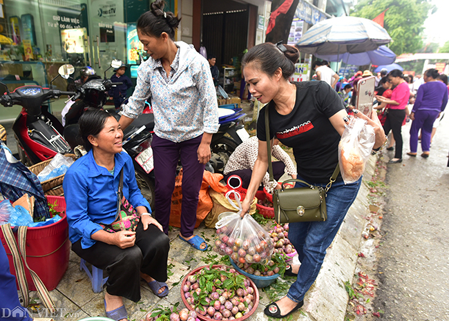 Chị Trang, khách du lịch từ quận Hoàng Mai (Hà Nội) có mặt tại Bắc Hà cùng gia đình. &#34;Tôi sẽ mua nhiều mận về để làm quà, vì Bắc Hà nổi tiếng với mận tam hoa&#34;, chị Trang chia sẻ.
