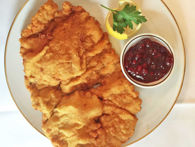 Nếu bạn đang tìm kiếm một bữa ăn thịnh soạn, hãy kiếm món schnitzel, gồm thịt gà, thịt lợn hoặc thịt bê tẩm vụn bánh mì chiên giòn chấm cùng sốt chua ngọt.