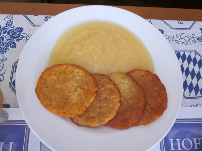 Món kartoffelpuffer là một dạng bánh khoai tây khá được du khách ưa thích. Bánh ăn kèm kem chua hoặc mứt táo là ngon nhất.