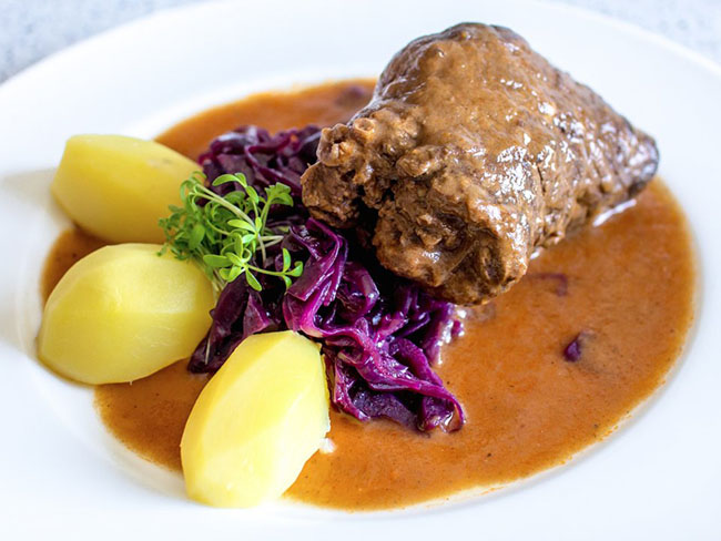 Món rindsrouladen (thịt bò roulades) là món ăn khá phổ biến ở Đức với 1lát mỏng thịt bò quấn quanh thịt xông khói và hành tây, có đôi khi là dưa chua, sau đó đem om cùng bắp cải tím.