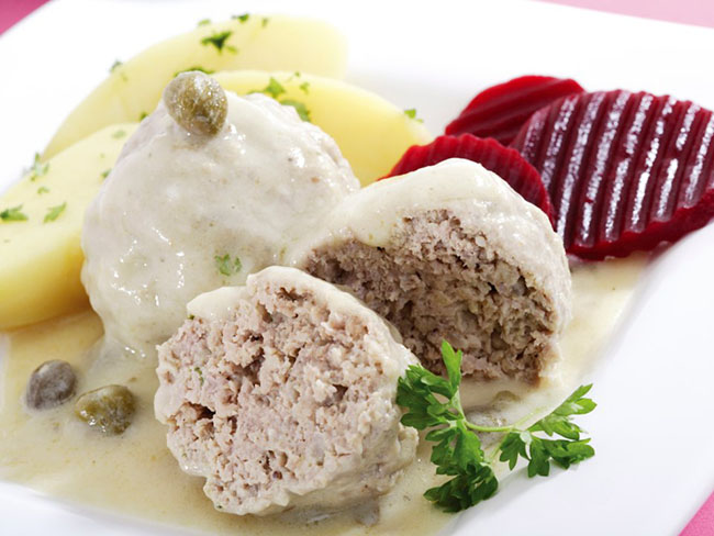 Ban đầu là một đặc sản có nguồn gốc từ Phổ, có tên gọi là kligs königsberger. Đó là một dạng thịt bê viên phủ được phủ đầy sốt kem và được ăn kèm cùng củ cải đỏ.
