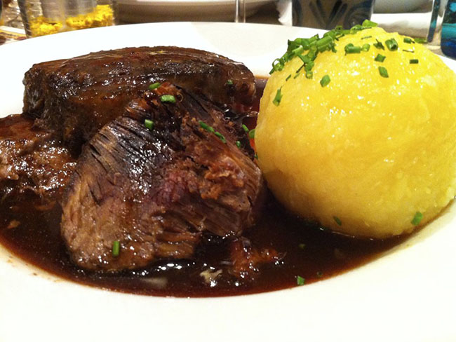 Sauerbraten là món nướng kiểu Đức được làm từ thịt bò, giấm, và nhiều gia vị.