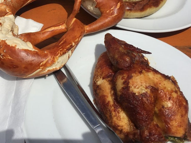 Một hendl halbes, gà nướng là một món ăn rất phổ biến tại Oktoberfest, nhưng được tìm thấy trên khắp nước Đức. Món gà này siêu giòn ở bên ngoài, và siêu ngon ngọt ở bên trong.