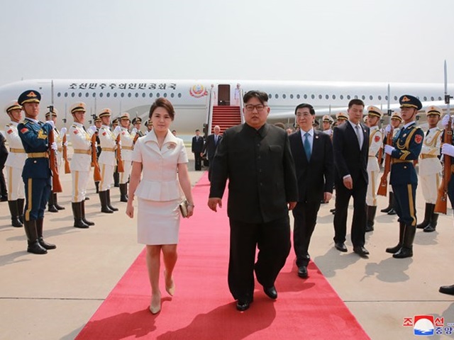 Phu nhân ông Kim Jong Un đẹp như một đoá hồng và mặc rất tinh tế