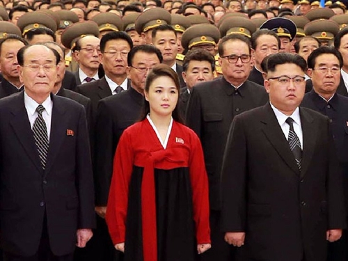 Phu nhân ông Kim Jong Un đẹp như một đoá hồng và mặc rất tinh tế - 1