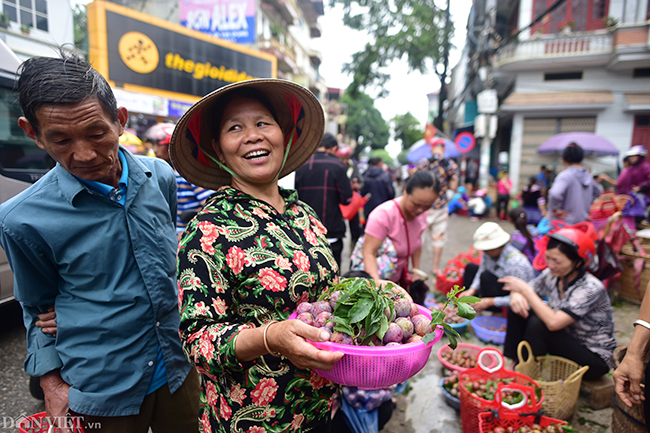 Mận tam hoa thường ra hoa vào đầu mùa xuân và cho thu hoạch trái chín vào đầu mùa hè. Mùa mận nở hoa, khách du lịch sẽ có cơ hội chiêm ngưỡng những ngọn đồi hoa trắng muốt, nhìn rất đẹp.
