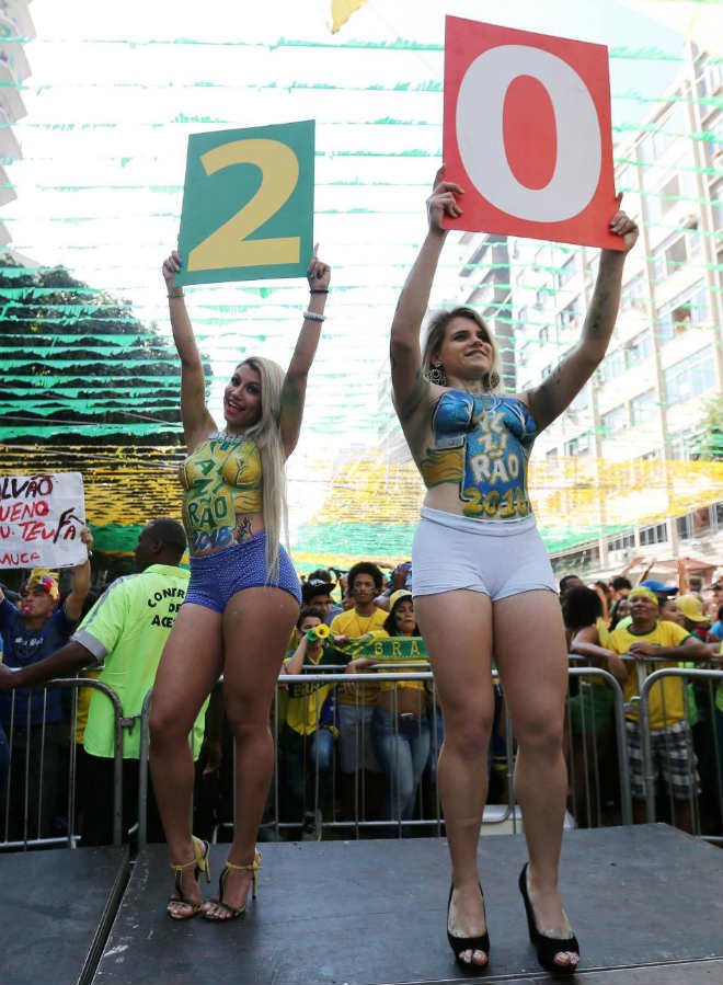 Ấn tượng World Cup 23/6: Thiếu nữ Brazil &#34;thả rông&#34; quậy tung mừng Neymar - 1