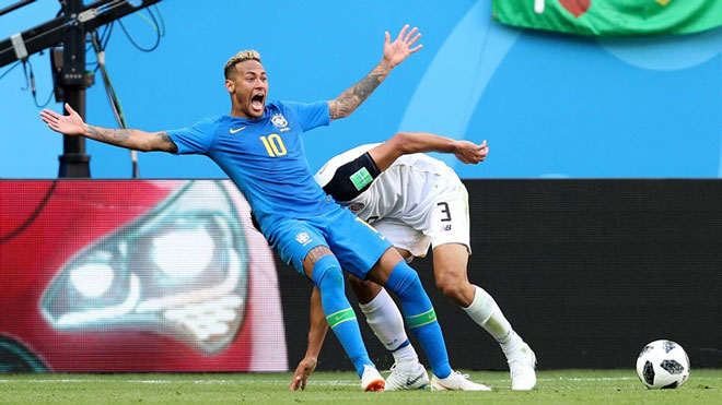 VAR tại World Cup 2018: Tước 11m của Ronaldo, bẻ còi Neymar, &#34;hại&#34; Messi - 1