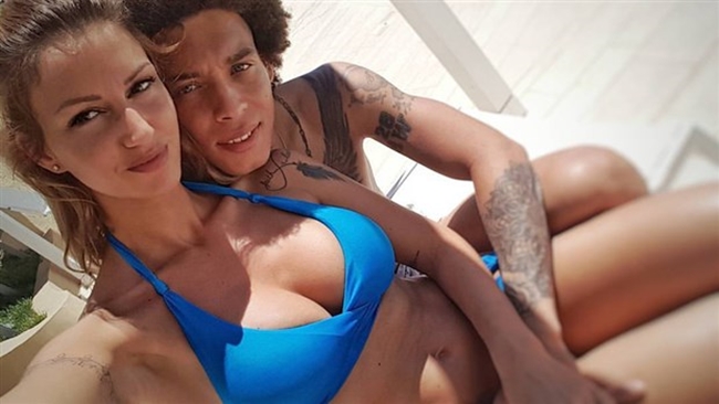 Axel Witsel và vợ khoe nhiều ảnh tình tứ bên nhau trên trang cá nhân.